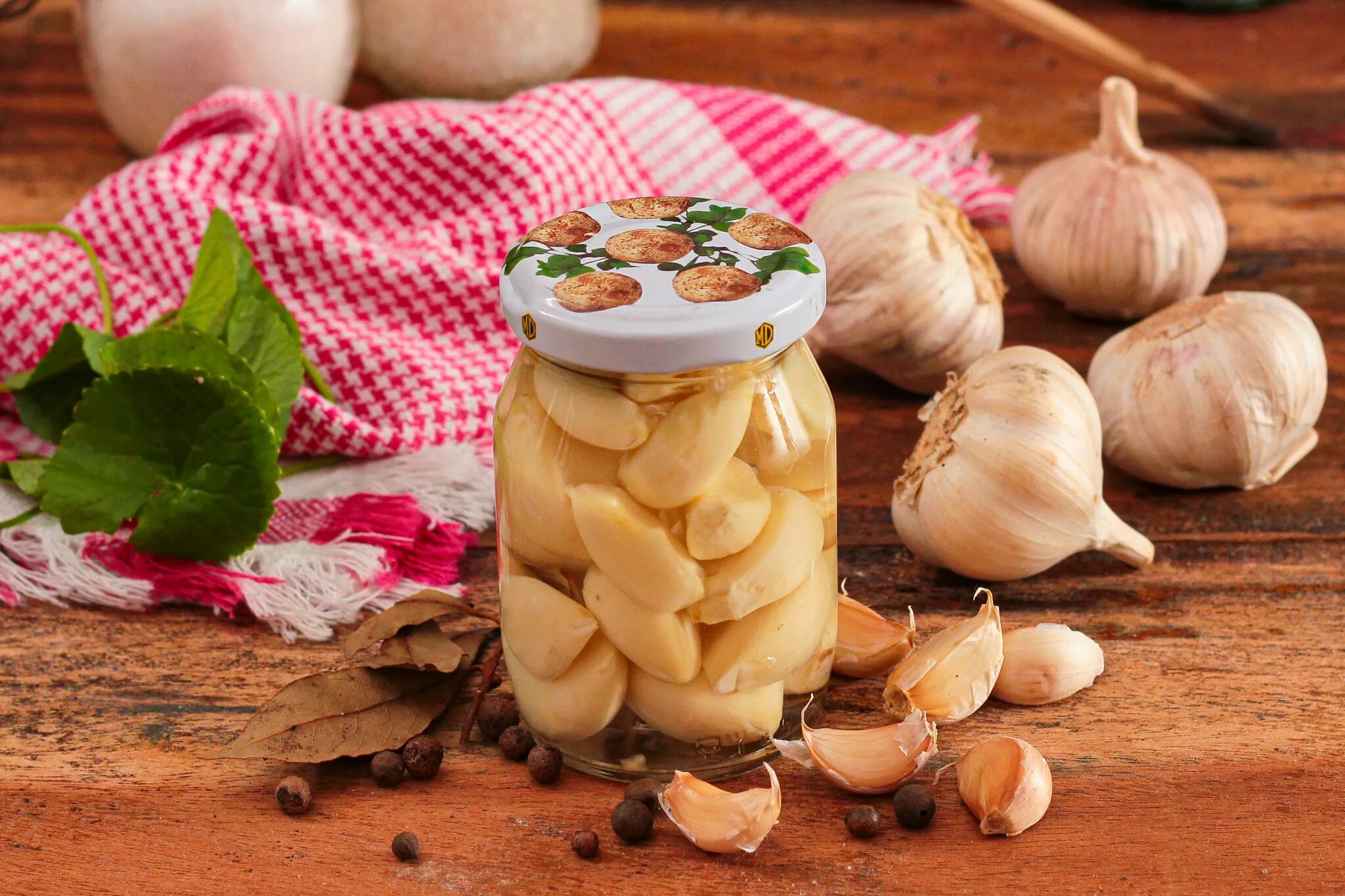 маринованный чеснок зубчиками рецепт на зиму простой. маринованный чеснок зубчиками. консервированный чеснок. маринованный чеснок зубчиками. маринованный чеснок зубчиками на зиму.