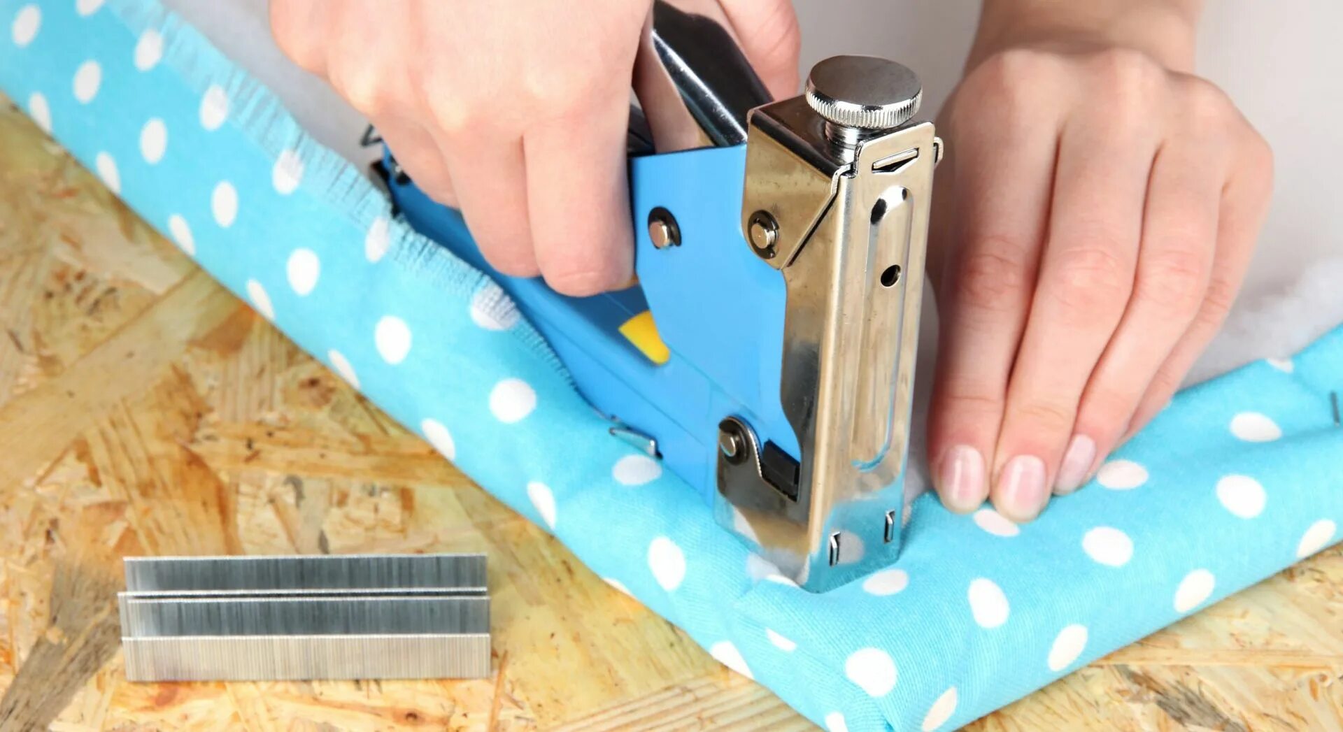 Степлер мебельный скобы гвозди. Мебельный степлер deli dl238105. Степлер мебельный. Как пользоваться мебельным степлером видео. Мебельный степлер как пользоваться.