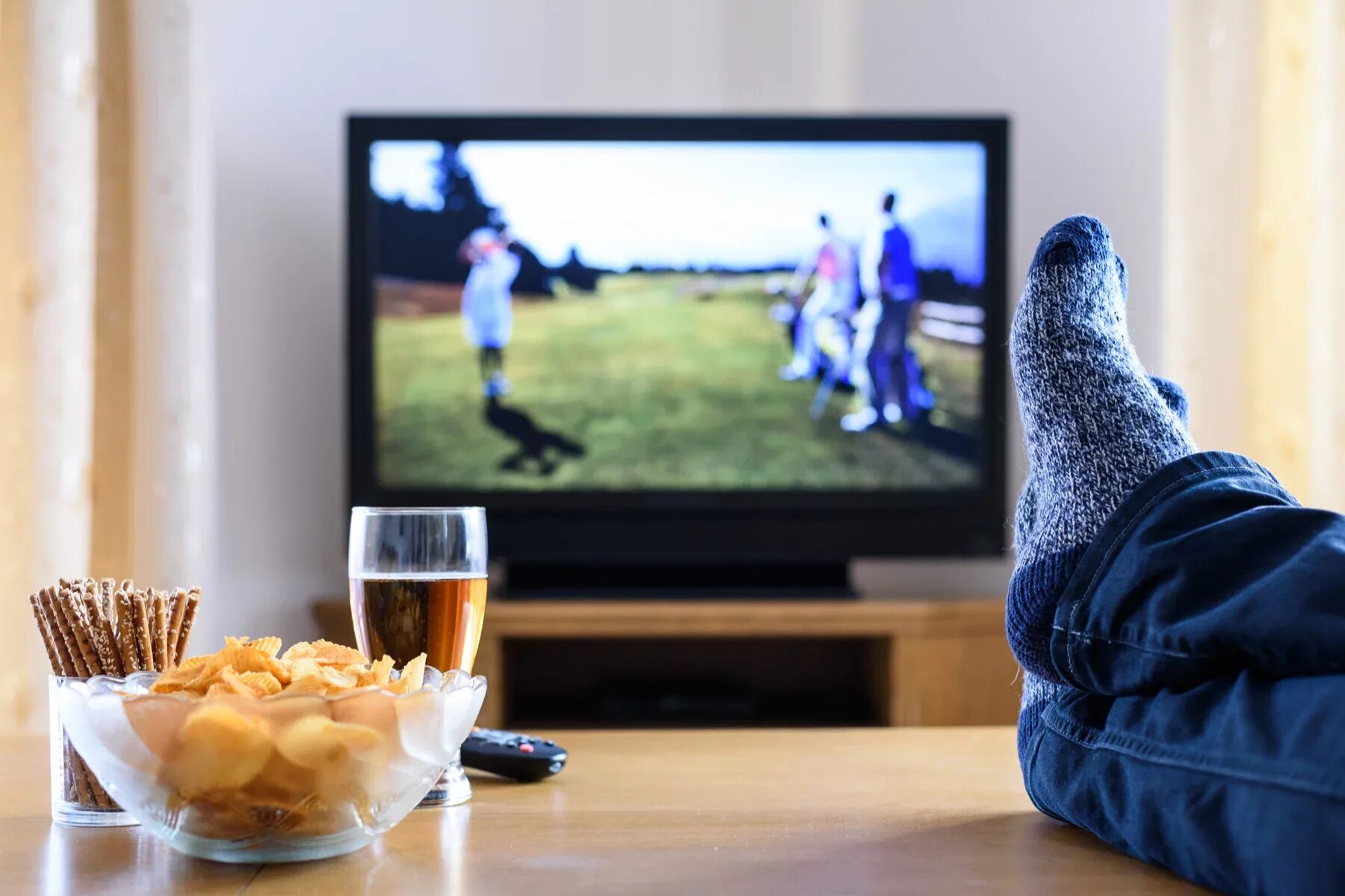 Dad am watching tv. Перед телевизором. Человек перед телевизором. Парень перед телевизором. Телевизор вечер.