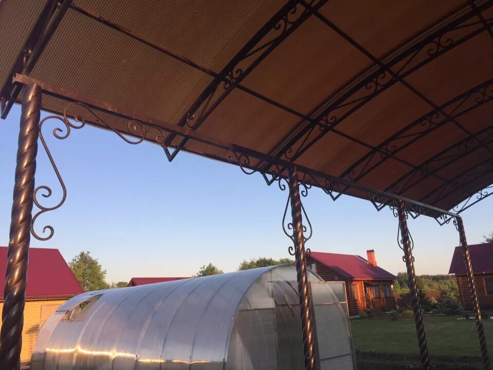 Навес металлический. Односкатный навес из профтрубы 80 40. Навес для машины из поликарбоната. Навес деревянный односкатный 2х2. Витая труба d76 навес.