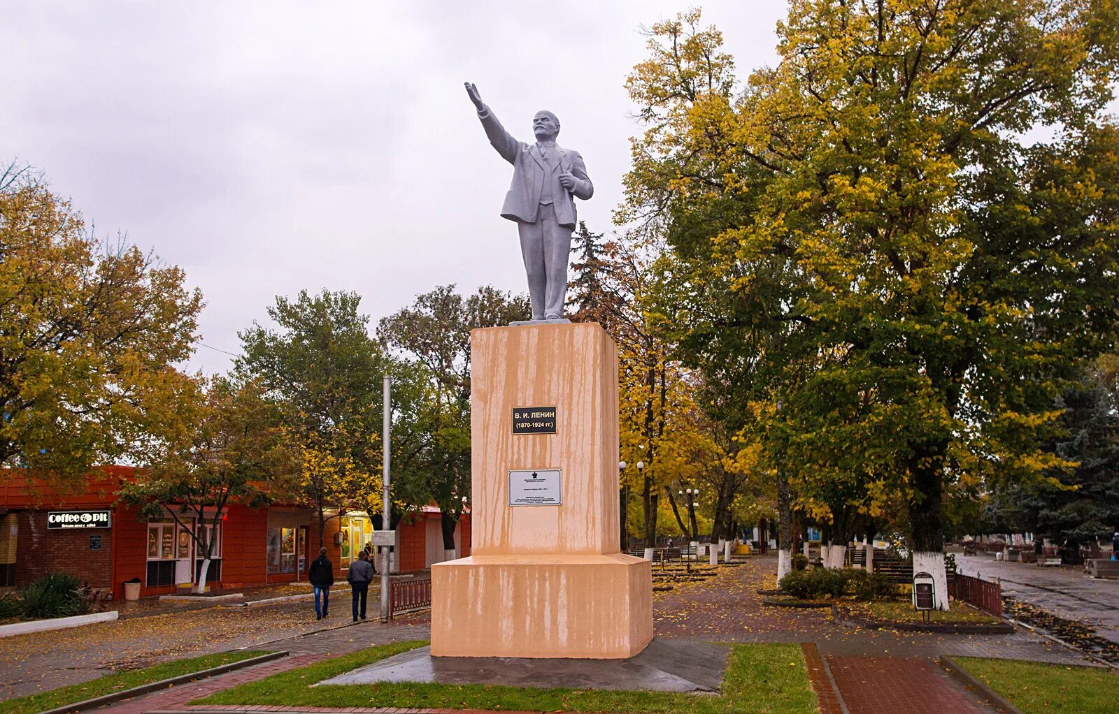 Лабинск п. Парк города Лабинска. Лабинск город курорт. Город Лабинск Краснодарский край. Лабинск аллея статуя Ленина.