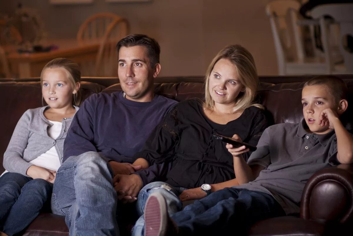 Watch family movie. Умный дом телевизор. Семья у телевизора. Ребенок в семье. Семейный вечер.
