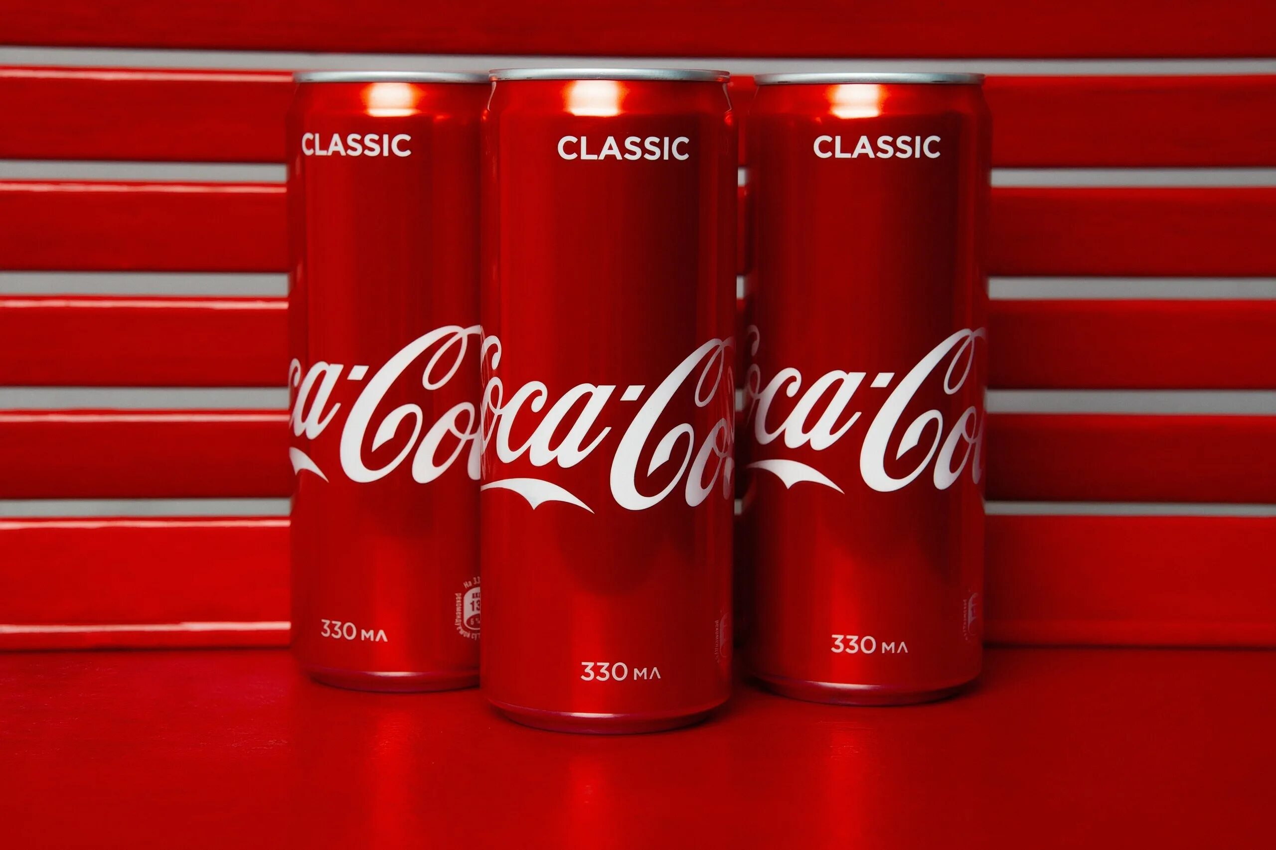 Обои coca cola. Coca Cola продукция. Напиток Кока кола. Кока кола черная. Разноцветная Coca Cola.