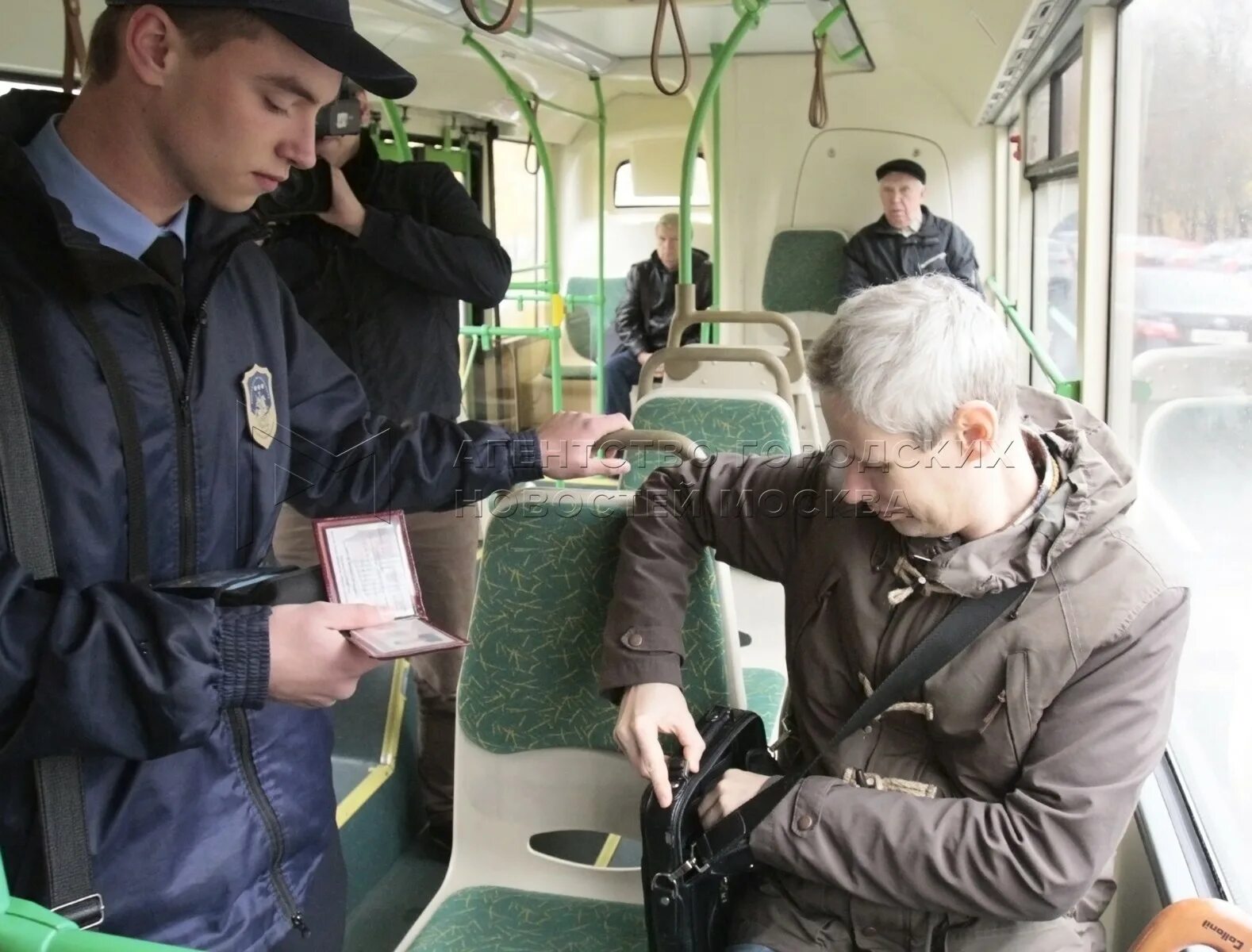 Оштрафовали в автобусе за безбилетный проезд. Проезд в транспорте. бесплатный проезд в общественном транспорте. правонарушения на транспорте. городской автобус проездной.