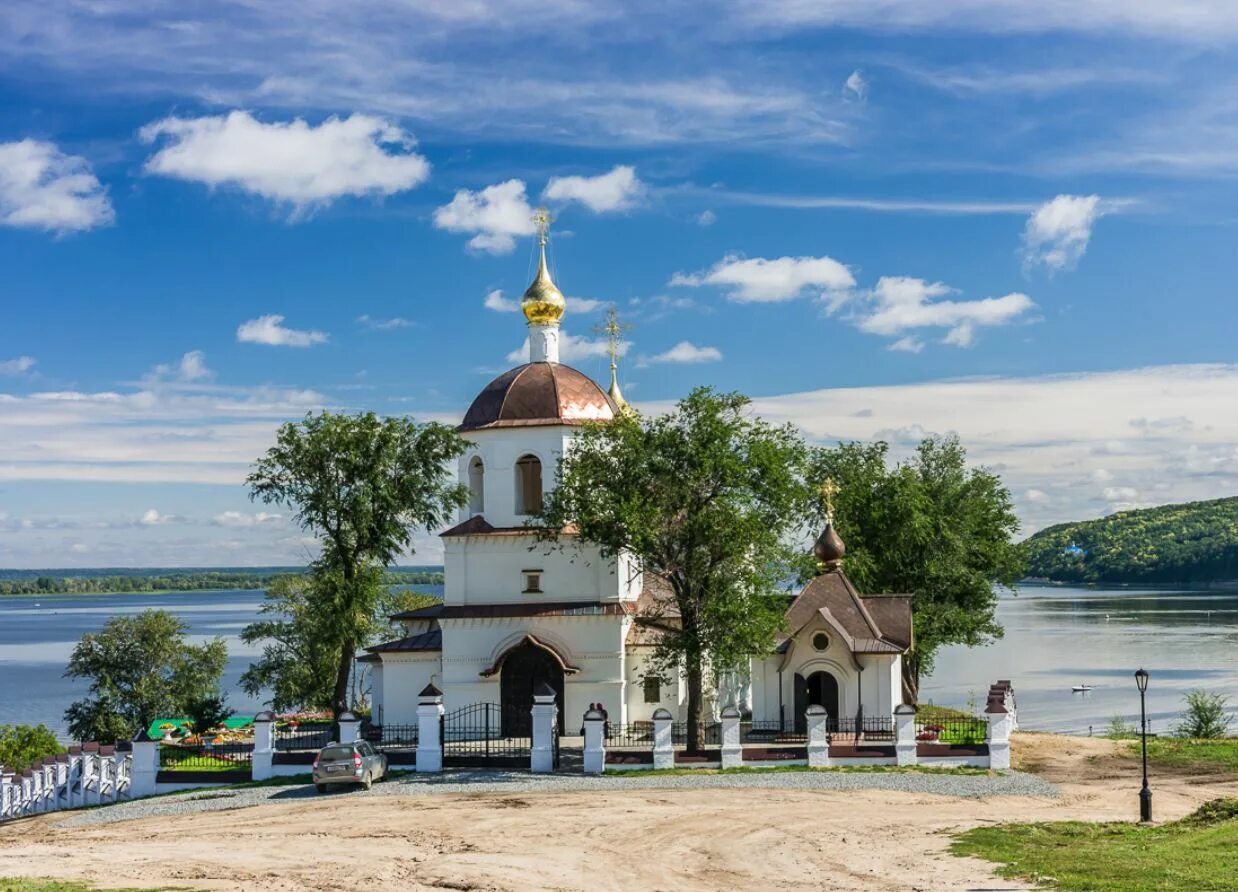 Свияжск церковь. Свияжск остров-град Церковь Константина и Елены. Остров-град Свияжск в Казани. Храм на острове Свияжск в Казани. Остров град Свияжск церкви.