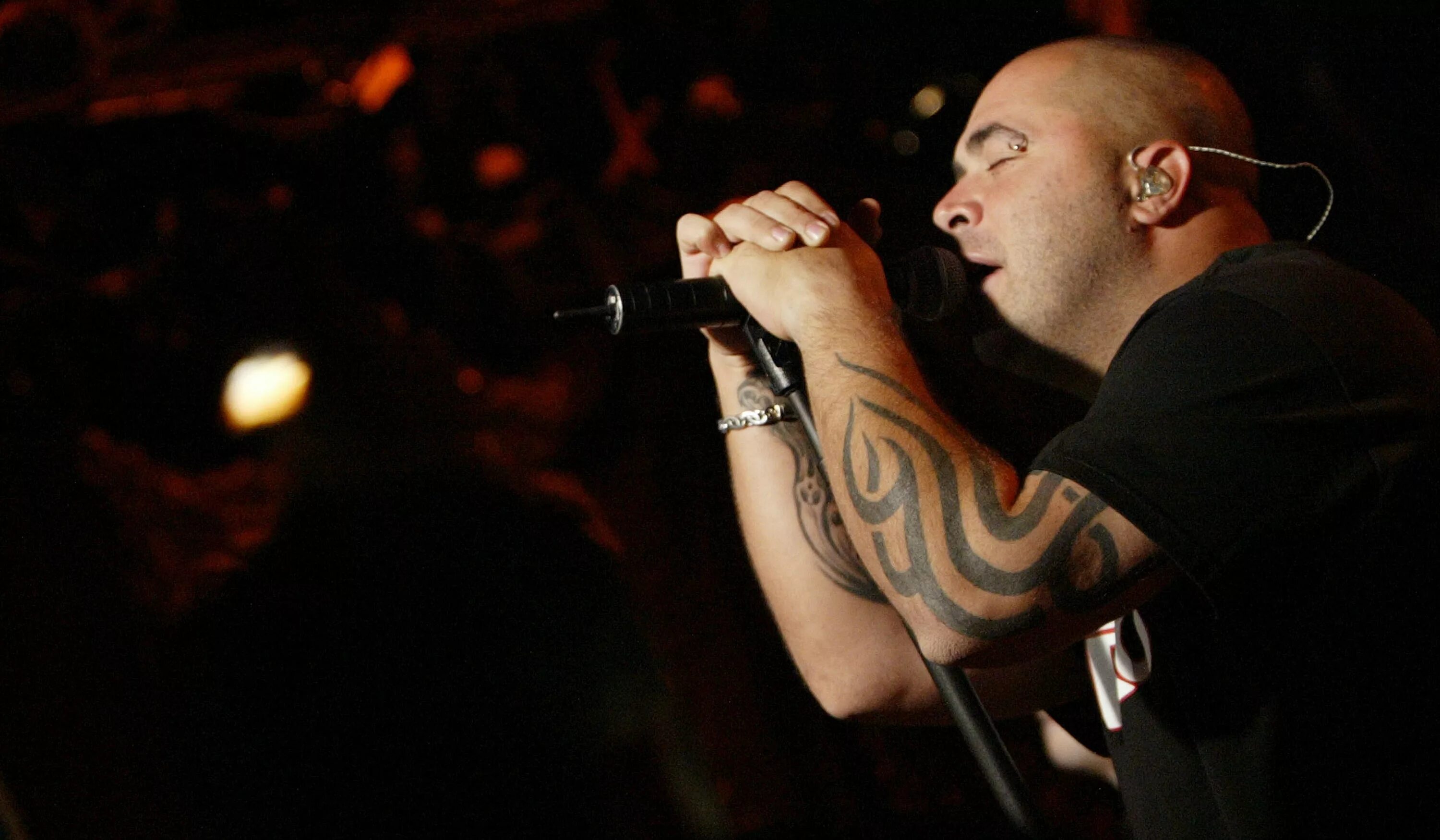 Staind something to remind you. Staind 1999. группа staind. группа staind солист.