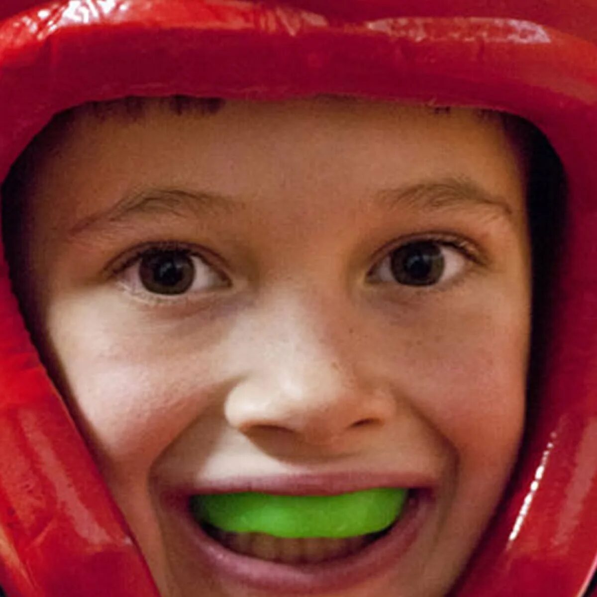 Рот сидеть видео. Капы для зубов спортивные детские. Капа боксерская во рту. Борцовская Капа для зубов.