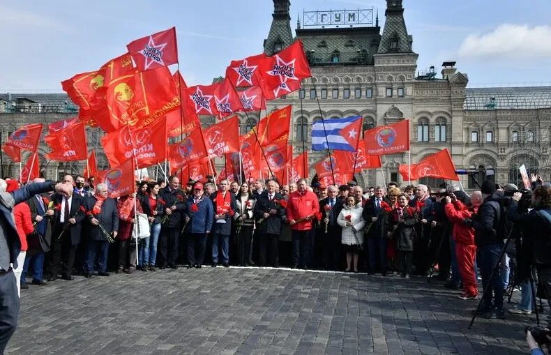 Мероприятие на площади ленина сегодня. КПРФ на красной площади. КПРФ дети на красной площади. Мероприятие к со дня рождения в.и.Ленина. КПРФ детский спектакль на красной площади.