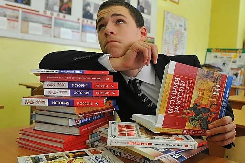 7 класс ученики. Школьник читает книгу. Учитель истории. Школы москвы. Школа россии.