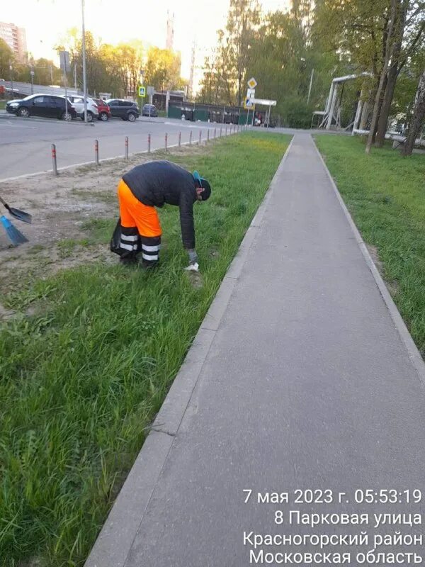 мбу кгс г красногорск. коммунальные службы приводят территорию города в порядок. красногорская городская служба управляющая. красногорская городская служба управляющая. укладка асфальта виброплитой.