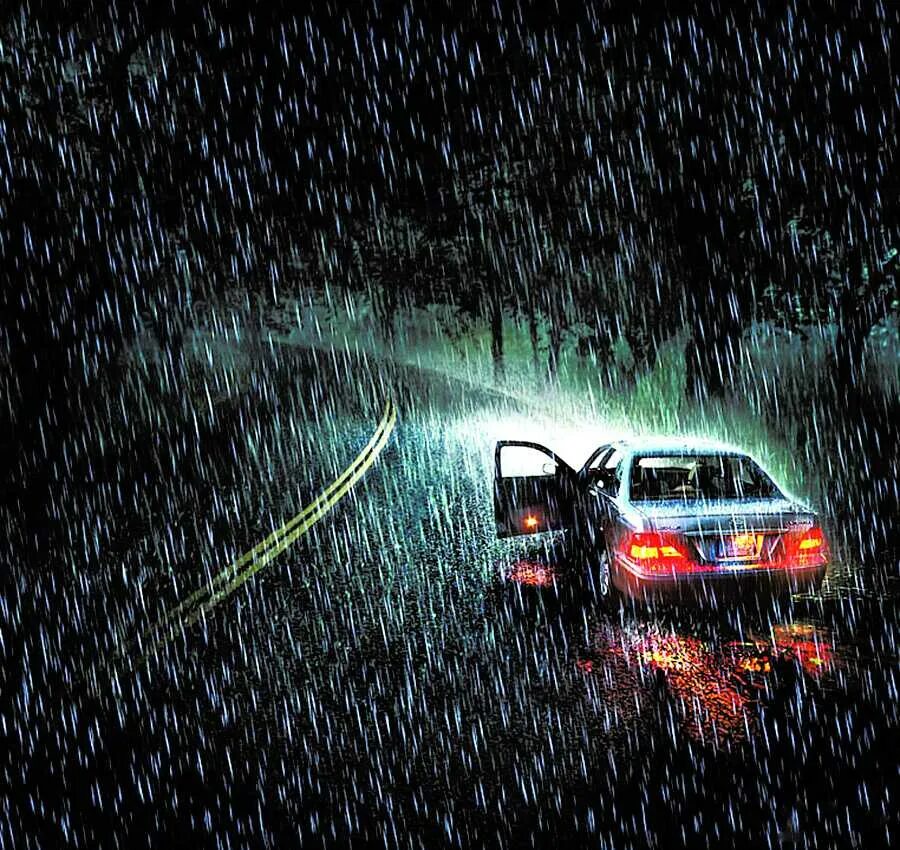В темное время суток и в пасмурную. Машина под дождем. Дождь машина. Машина едет в дождь. Авто ночью под дождем.
