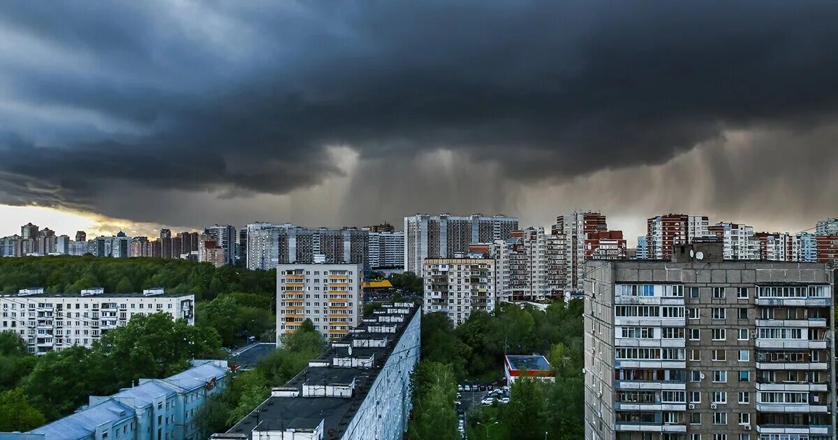 В москве ожидается гроза. Москва пасмурно. Митино гроза. Гроза в москве 9 июля 2022. Ураган в москве 10 июля 2022.