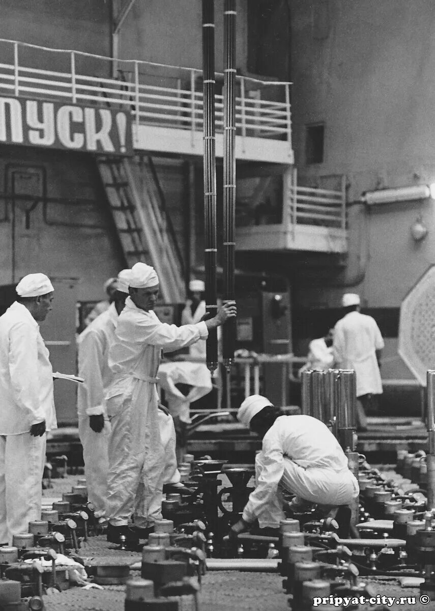 Мемориал ликвидаторам чаэс. Чаэс 1983. Главный на чернобыльской аэс. Чернобыльская аэс 2022. Энергетик чернобыль в 1984.