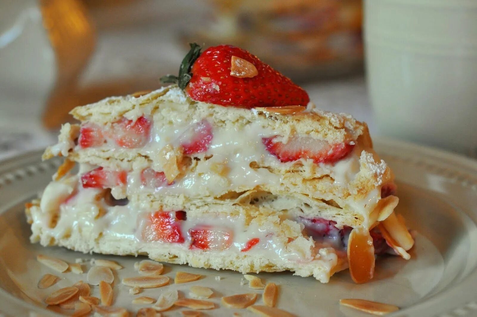 Торт «наполеон» с клубникой. Украсить наполеон. Украшение торта наполеон. Торт «наполеон» с клубникой. Наполеон с клубникой.