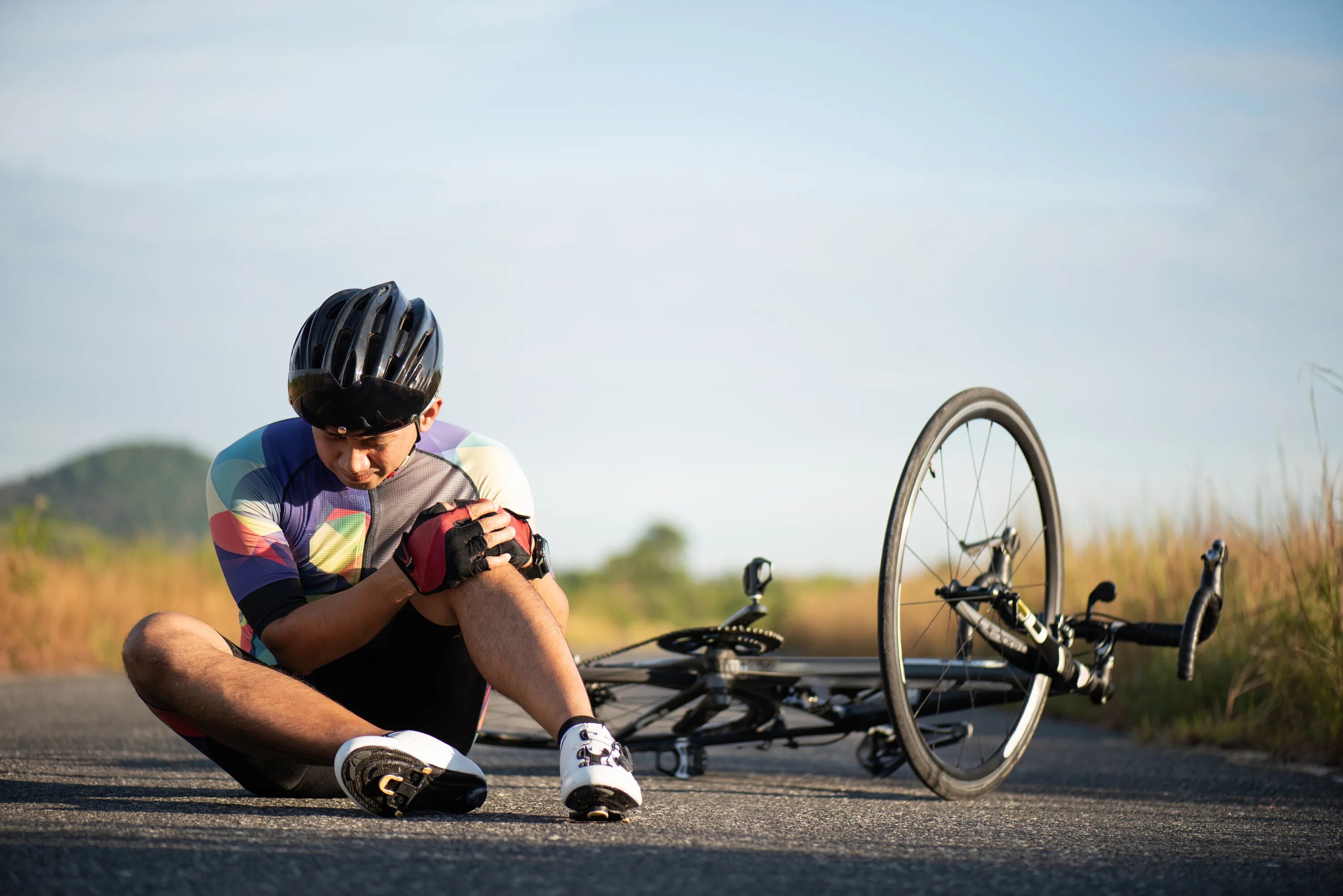 Fall off the bike. Велосипедист. Человек на велосипеде. Езда на велосипеде.