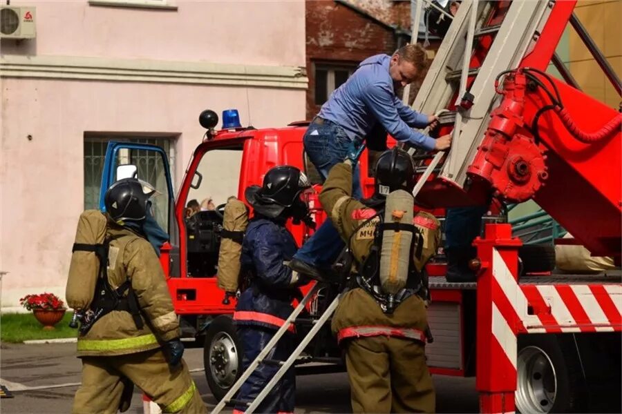 Эвакуацией а также пожарной. Спасение на пожаре. Пожарные. Эвакуация людей при пожаре. Эвакуировать людей.