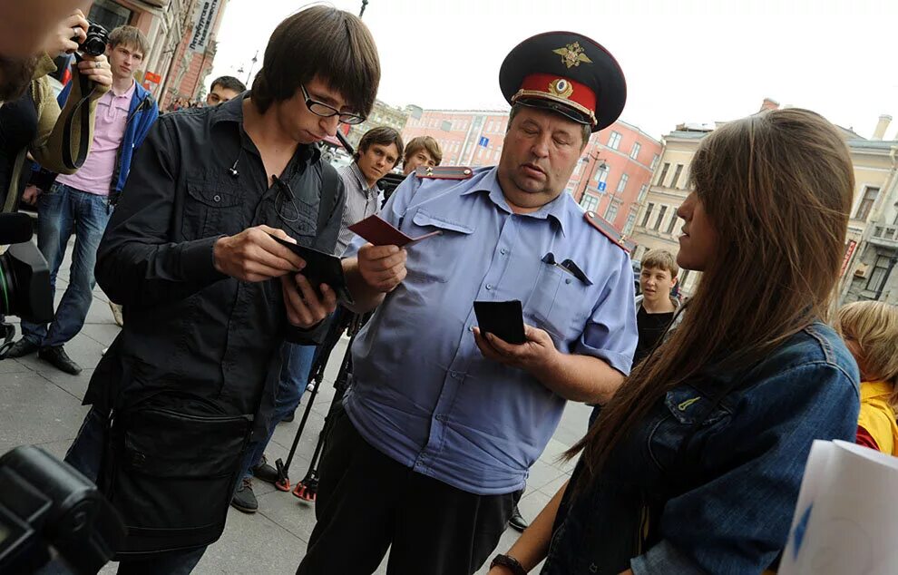 Полиция. Сотрудник полиции. Полицейский России. Полиция проверяет. Полицейские проверяют телефоны