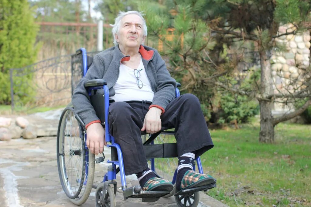 Одиночество инвалидов. Коляска для инвалидов. Пожилой мужчина на инвалидной коляске. Старые инвалиды. Певец инвалид.