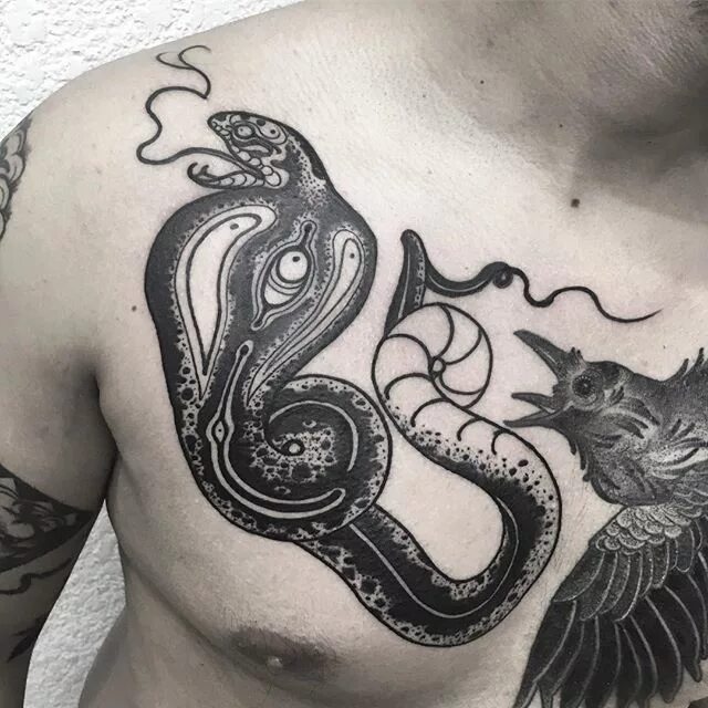 Тату змеи на груди. Тату Кобра. Татуировка змея на груди. Тату змея мужские.