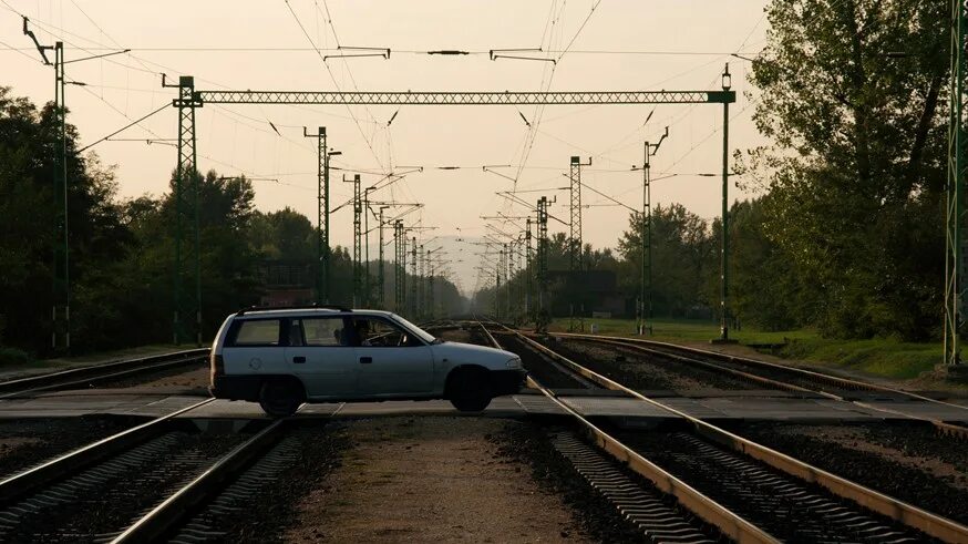 Пересечение дороги с железнодорожными путями. Пересечение автомобильной и железной дороги. перекресток железных дорог. пересечение автомобильной дороги с железнодорожными путями. многопутная железная дорога.