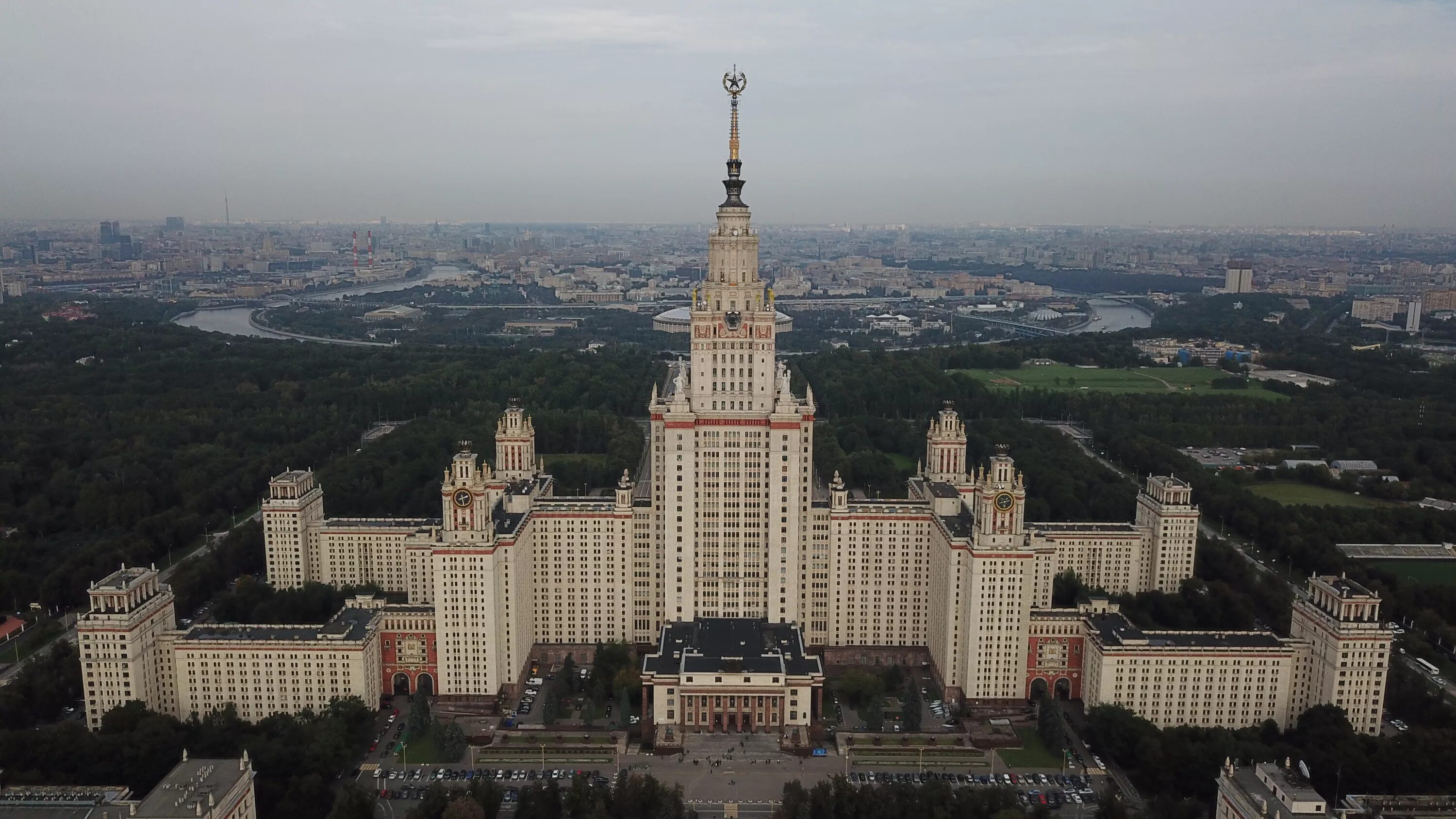 Здания сталинских высоток в москве. Московский государственный университет им м.в Ломоносова МГУ. Университет МГУ В Москве. Сталинские высотки МГУ. Здание МГУ сталинская высотка.