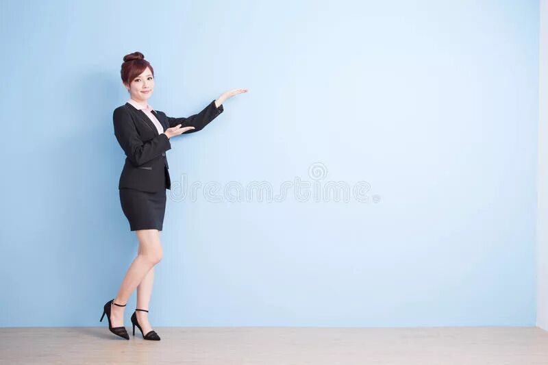 Мужчина показывает рукой. Молодая женщина улыбается удивлена. Мужчина указывает. Девушкатпнг шатерсток\. Showing something.