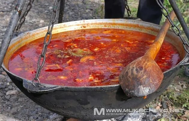 Бограч на костре. Бограч на костре. Бограч. Котелок для гуляша. Бограч в казане на костре.