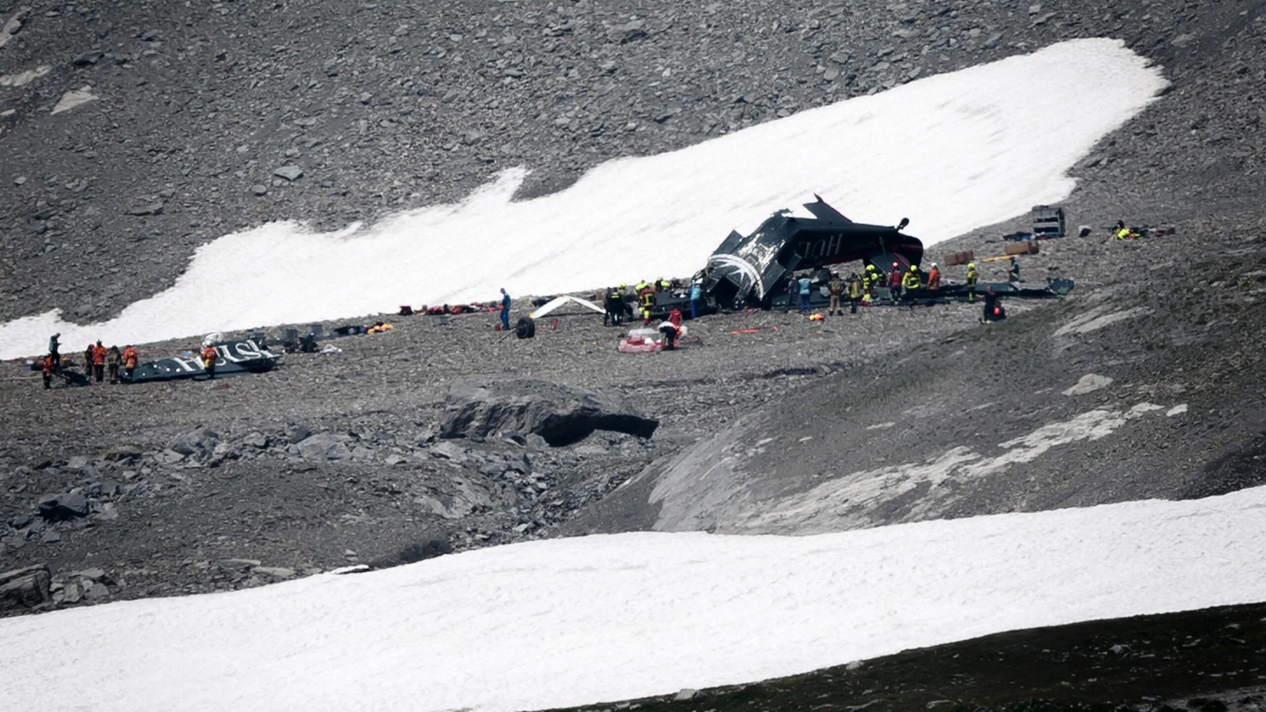 A320 germanwings авиакатастрофа. Авиакатастрофа на швейцарии. Катастрофа a320 под динь-ле-беном. Airbus a320 germanwings. Самолет упал в альпах.