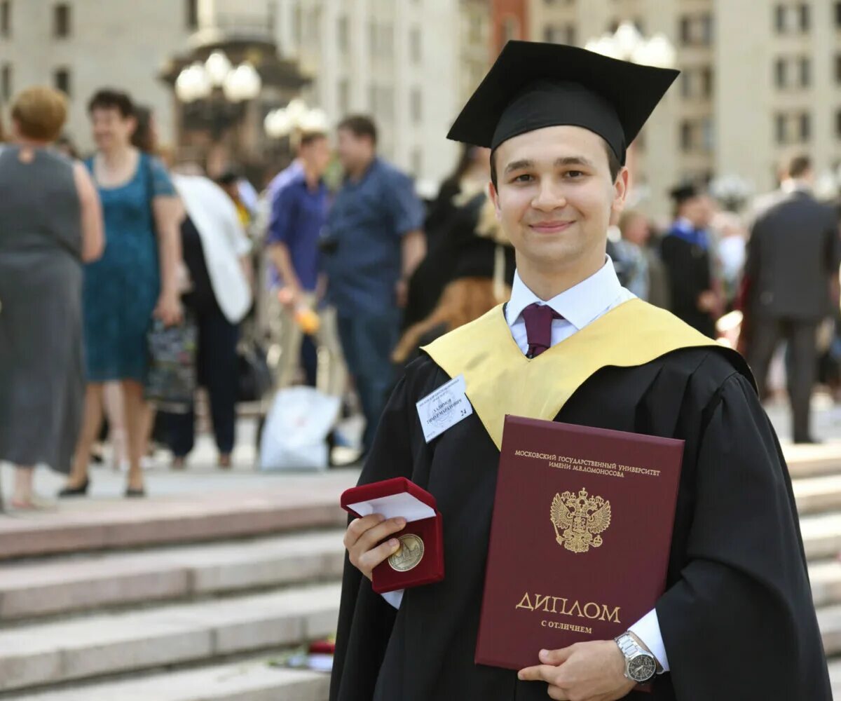 Выпускник бакалавр. Мантия выпускника мгу. мгу магистратура 2025. бакалавр магистр.