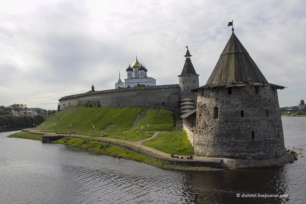 Псковский кремль кром вид сверху. Псковский кремль кром. Псковский кремль купюра. Псков летом. Псковский кремль кром.