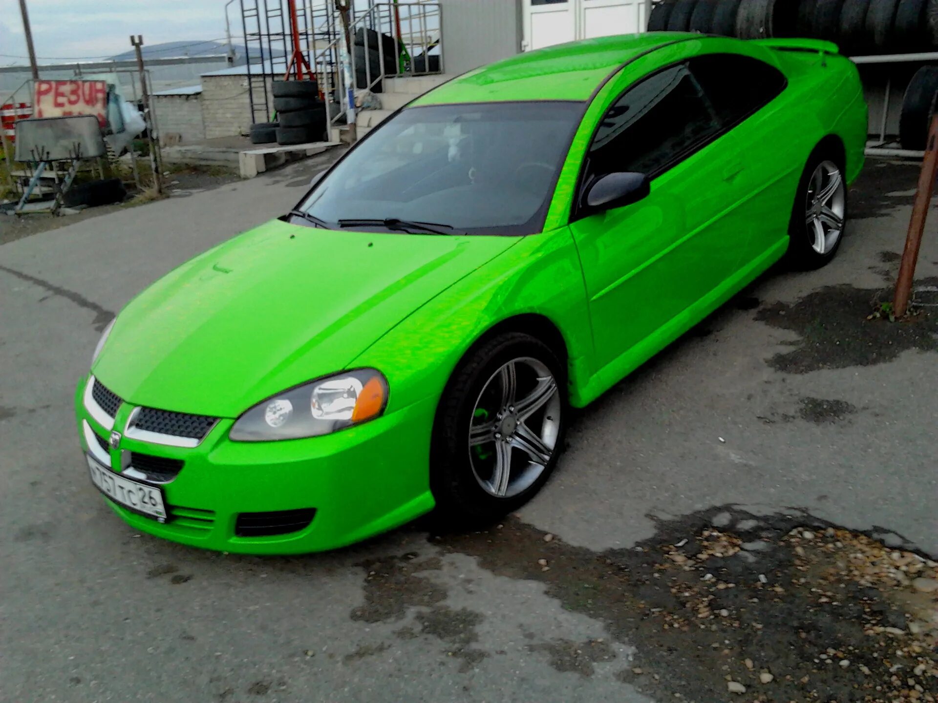 Покрасить машину в круг. Dodge Stratus Coupe. Додж Стратус зеленый. Додж Стратус купе. Салатовый Додж Интрепид.