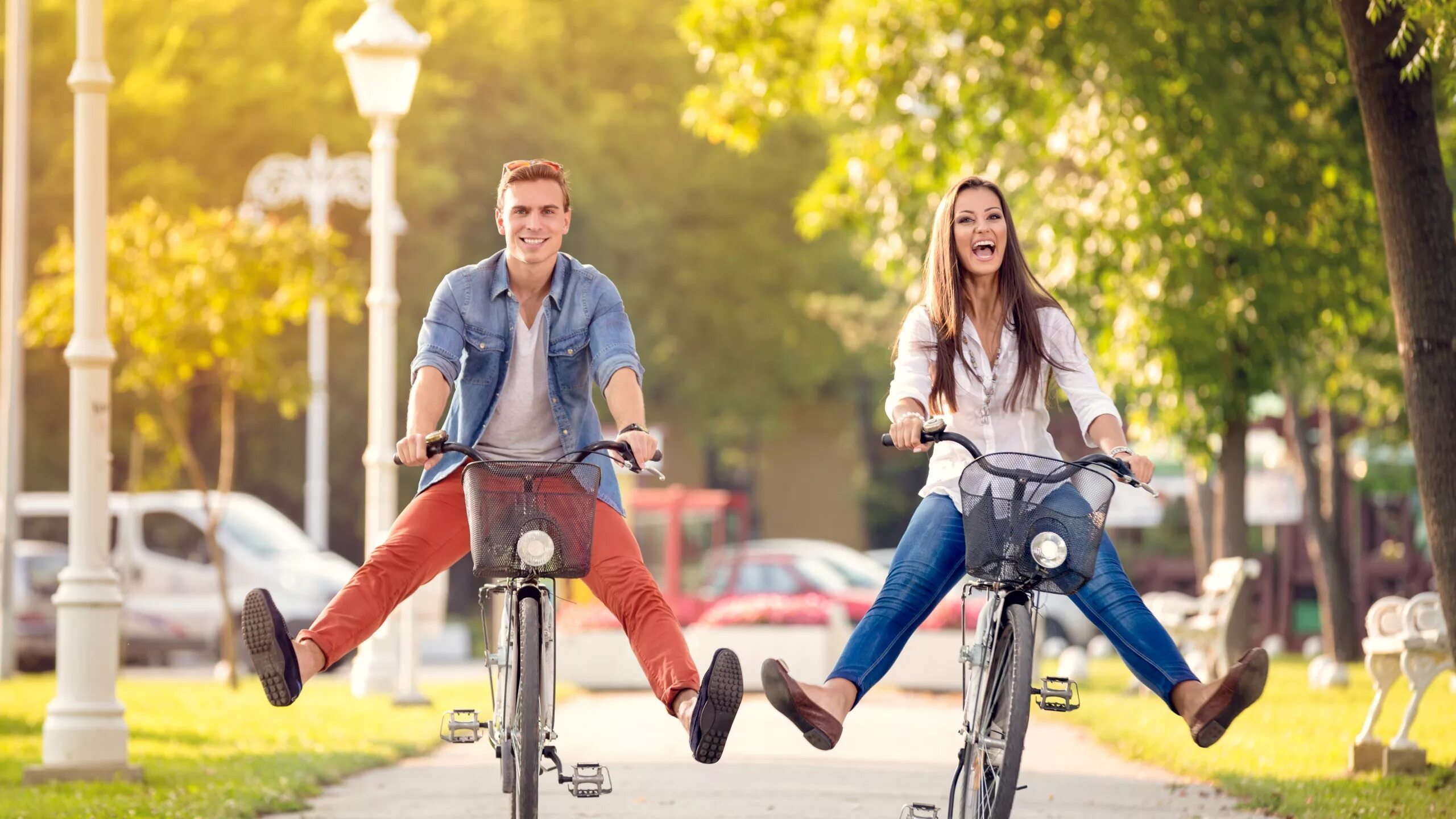 Стоит ли гулять в 20. Человек на велосипеде в парке. Прогулка с парнем. Можно ли гулять с ребенком при плохом зрении на солнце. Весенняя фотосессия для детей.