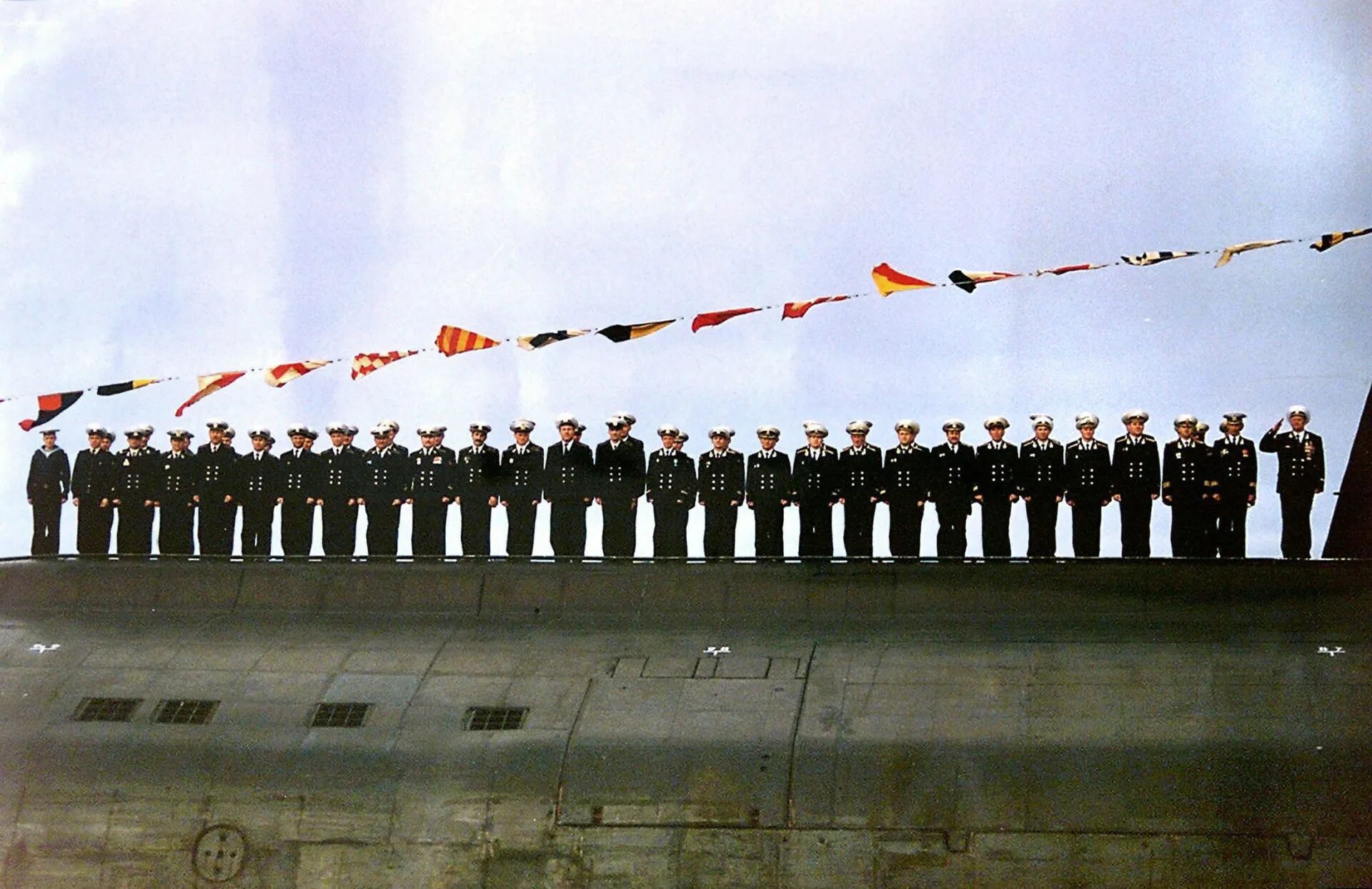30 июля 2000. Курск 2000 подводная лодка. К-141 Курск экипаж. Атомная подводная лодка Курск 2000. АПЛ Курск экипаж 2000.