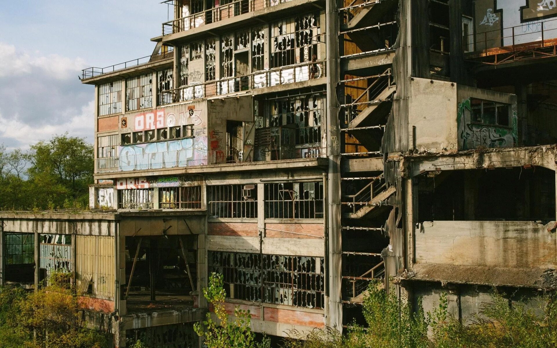 Building decay. Заброшенный город, evol. abandoned building. abandoned canal. decaying buildings.