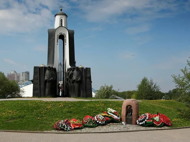 Франциск скорина памятник. Памятник франциску скорине в минске. Минск памятники. Минск скульптура зодчий. Все памятники минска.