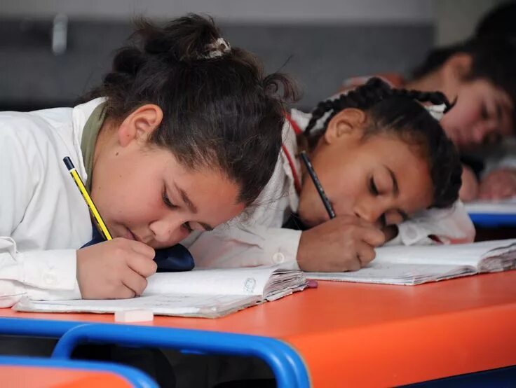 En la escuela. Escuela рисунок. Неуклюже идти. Школы в венесуэле. Испанские школьники.