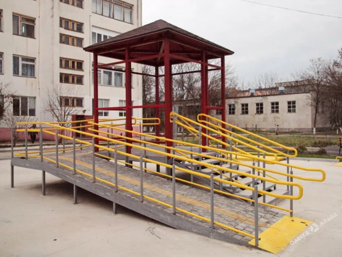 Спортивная площадка для инвалидов. Спортплощадка для инвалидов. Дворы для инвалидов. Игровые площадки для инвалидов. Спортивная площадка для инвалидов.