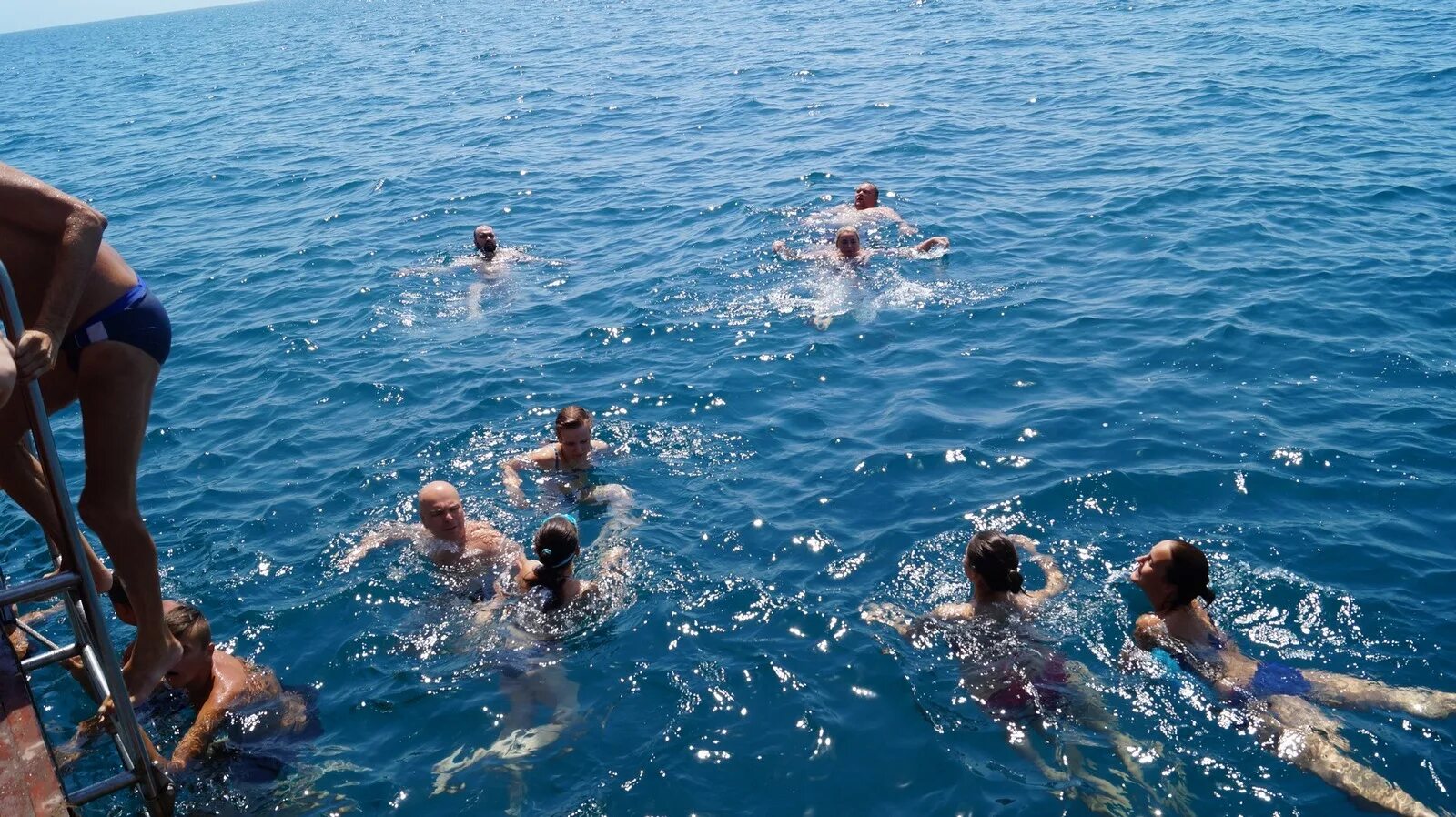 Вода в черном море в сочи в сентябре. Купание на черном море. Черное море когда купаться. 73 километр пляж. Купаемся на кабардинке.