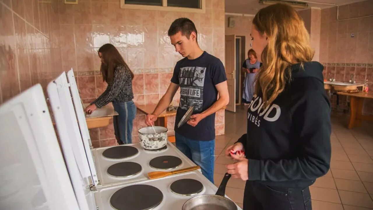 Жизнь в общаге. Белорусский государственный университет общежитие. студенты в общежитии. жизнь в общежитии студенты. студенческая жизнь общага.