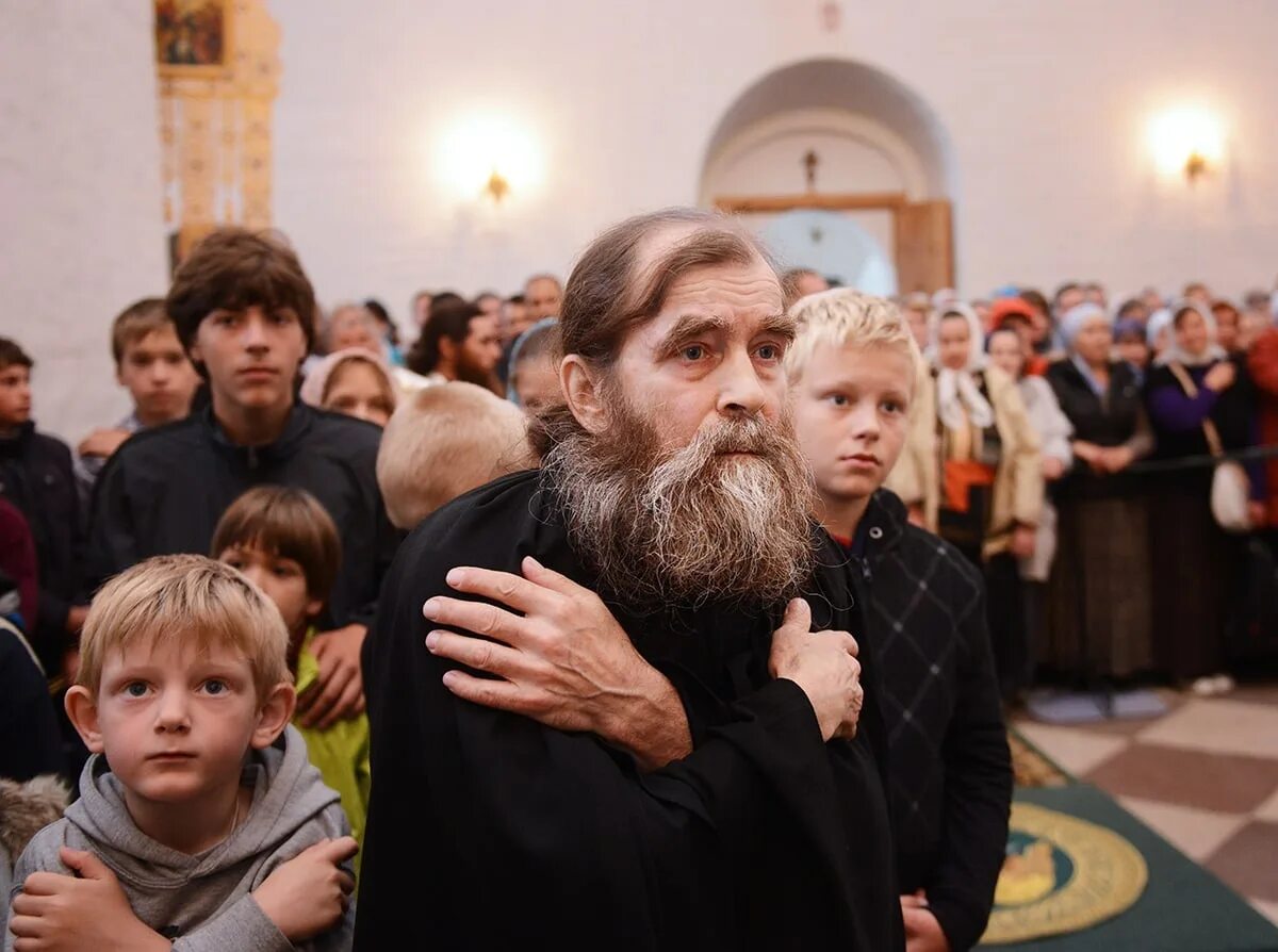 Уважать причастия. Православный храм. Православные прихожане. Прихожане в православной церкви.