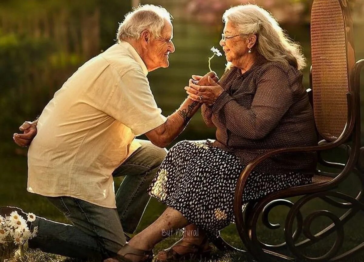 влюбленные старики. счастливые старики. пожилые люди на пляже. любовь в старости. счастливые пожилые пары.