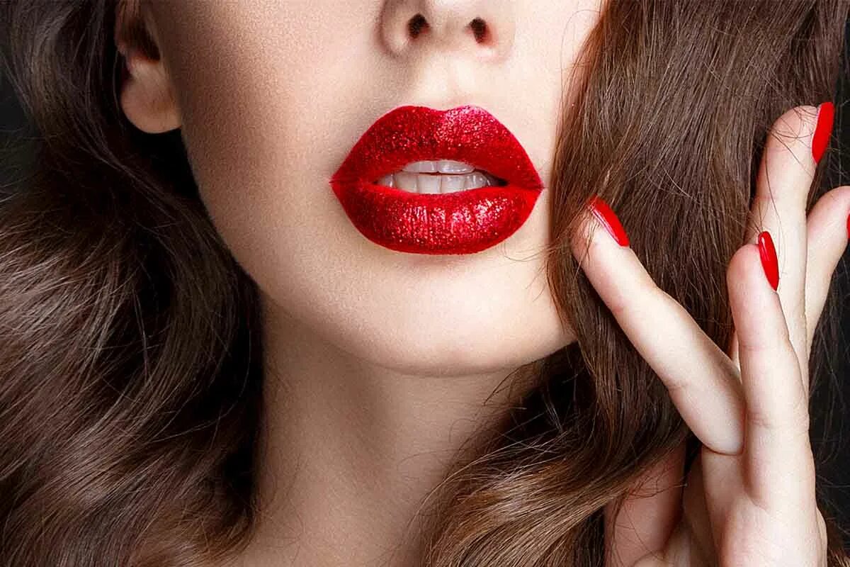 Белая губная помада. Ярко красные губы. Красивые женские губы. Красивые губы девушек. Девушка с красными губами.
