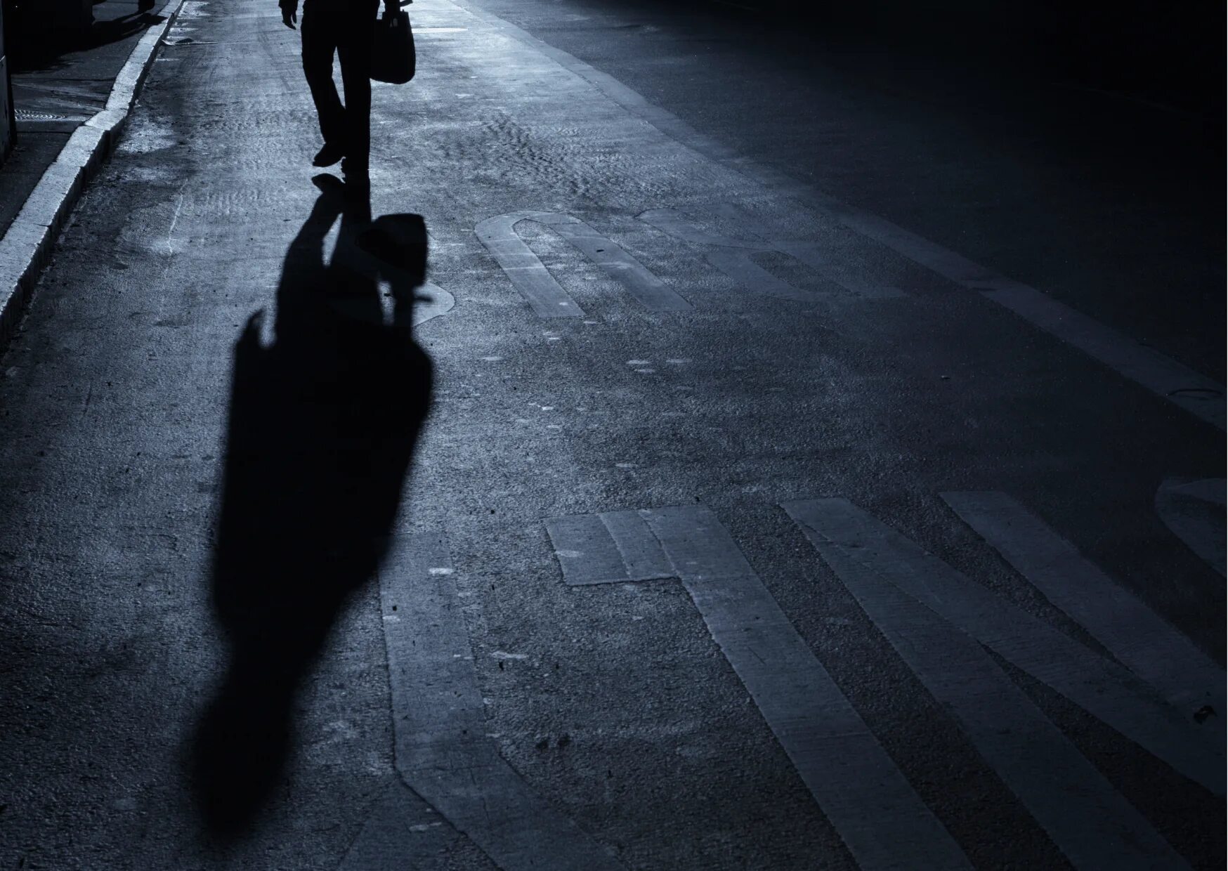 Погоду показывают в тени. Уличные тени. тень 1. shadow of night. shadows at night.