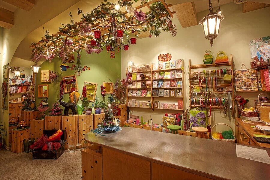 Маленький продуктовый магазин. Сельский магазин внутри. Какой магазин открыть в доме. Какой магазин открыть в доме. Выкладка бытовой химии в магазине.