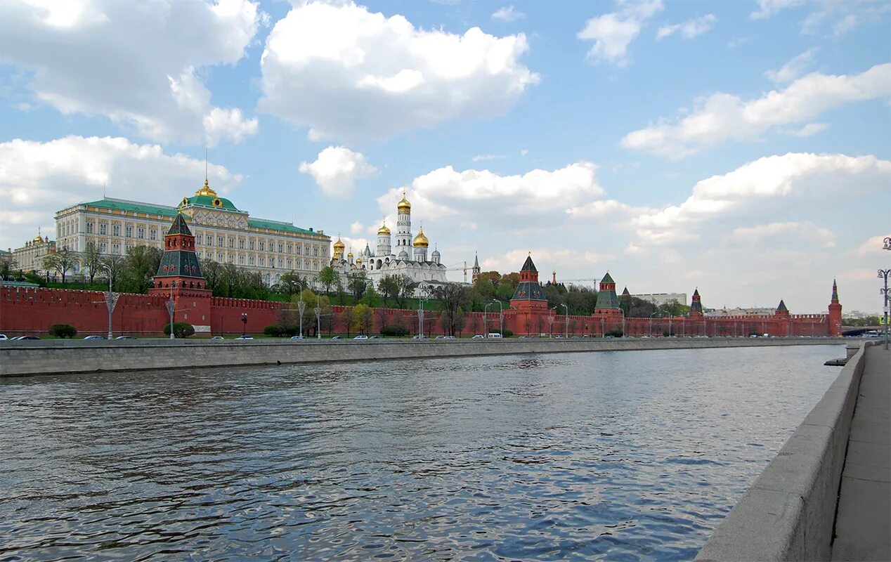 Москва река Софийская набережная. Кремль с Софийской набережной. Вид Московского Кремля с Софийской набережной. Московский Кремль вид с реки.