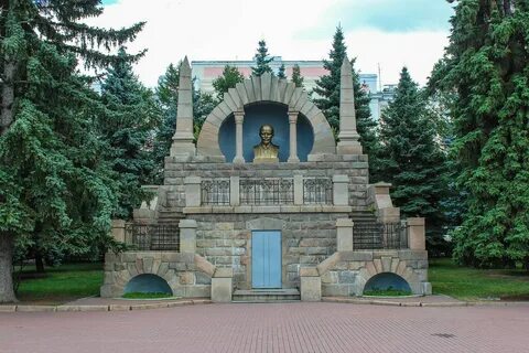 Памятник мавзолей