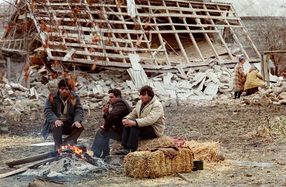 Сильное землетрясение в армении какой год. Спитакское землетрясение 1988. спитак землетрясение 1988. землетрясение в армении в 1988. ленинакан землетрясение 1988.