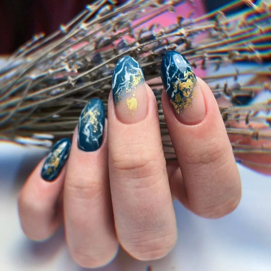 Ногти с поталью. Ногти с поталью. Маникюр с поталью золотой 2022. Ногти с поталью. Маникюр с фольгой.