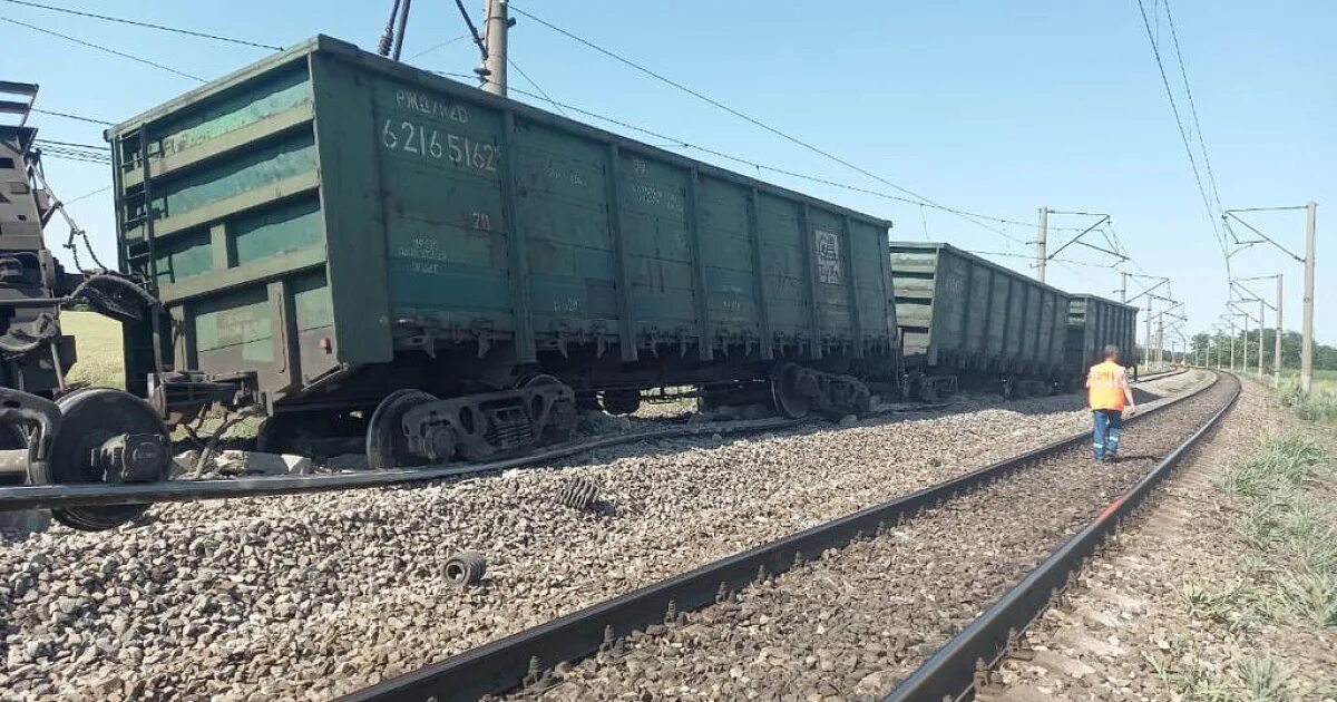 Крушение поезда в краснодарском крае. Сход поезда на скжд. грузовой поезд. сход полувагонов. вагоны с углем.