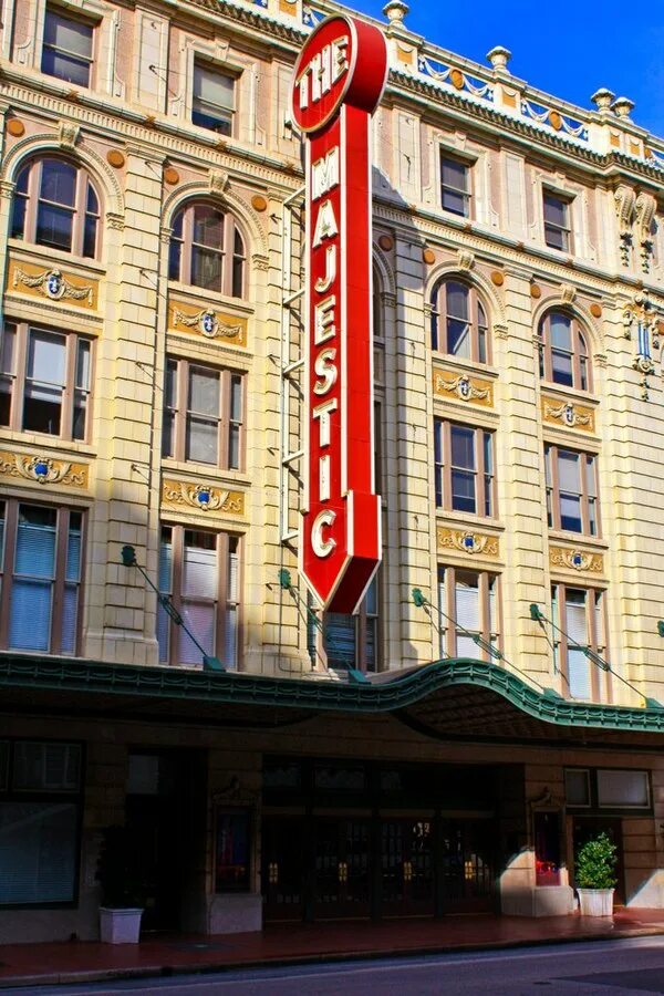 Majestic theatre london stage best seata. Театр majestic. Dallas маджестик. Majestic theatre. Западный техас архитектура 2024.